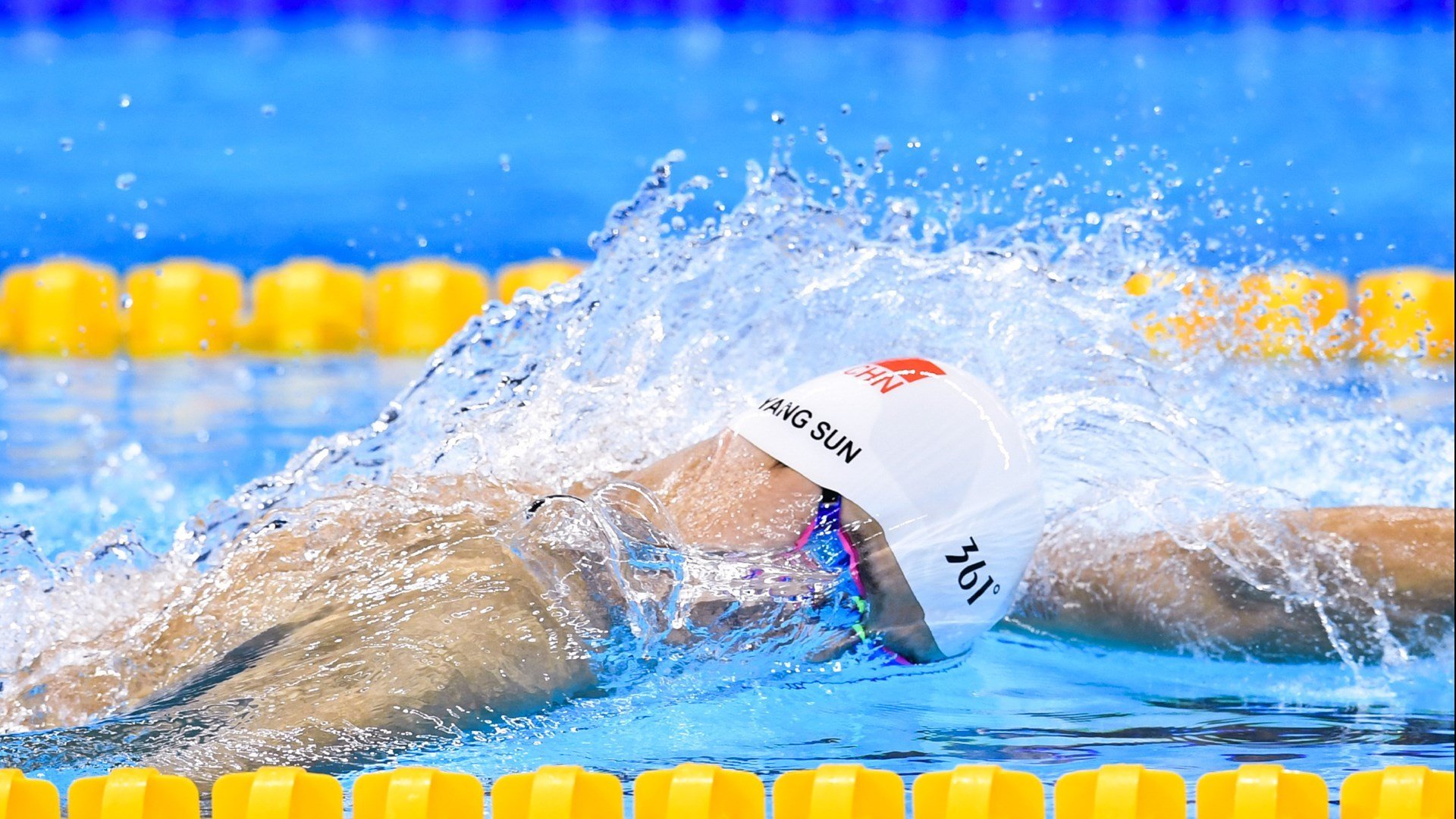 “快艇冲浪：东三叉湖赛场成为水上极限运动的标杆”